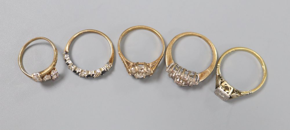 An 18ct & plat illusion-set diamond ring and four assorted 9ct gold rings